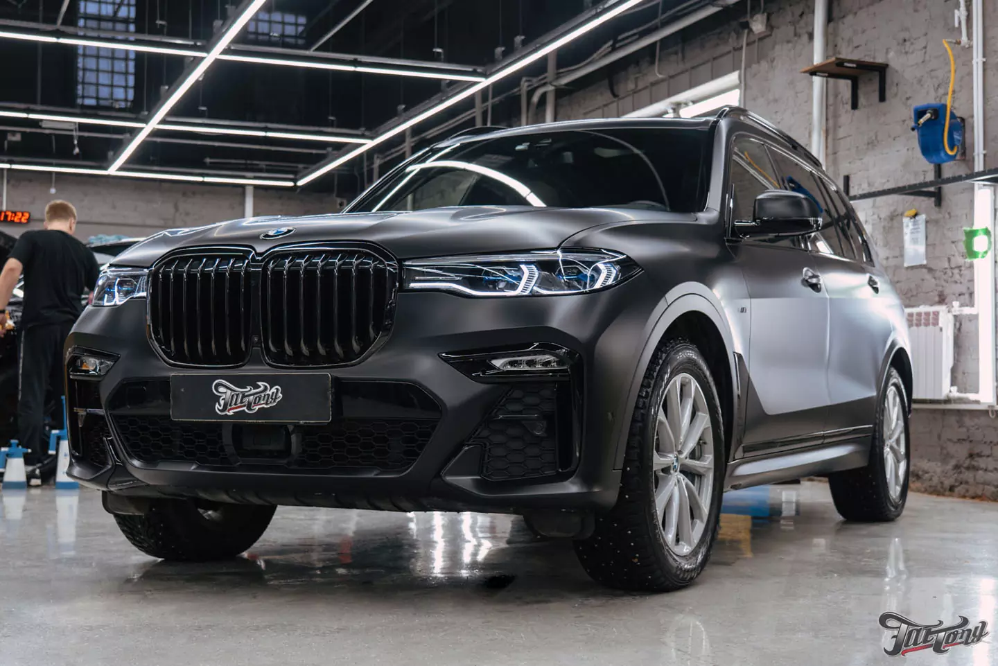 Оклеили BMW X7 в матовый полиуретан, провели чистку салона и покрыли кожу керамикой